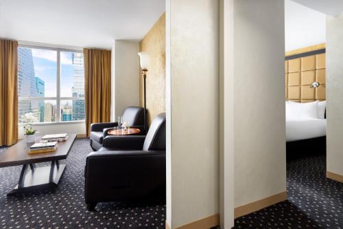 Katil atau katil-katil dalam bilik di Millennium Hotel Broadway Times Square