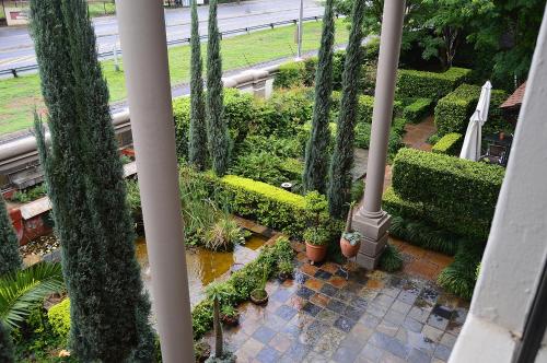 Taman di luar Constantia Manor Guest House
