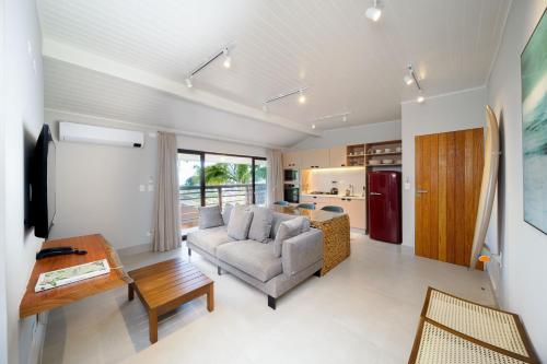 a living room with a couch and a table at Øko Villa in Juquei