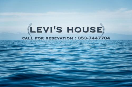 un panneau pour une maison de luxe au-dessus de l'eau dans l'établissement Levis house Eilat, à Eilat