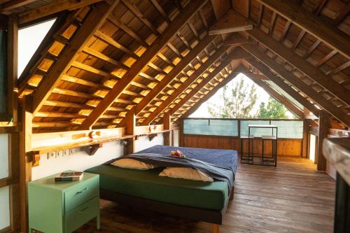 um quarto com uma cama no sótão de uma casa em Fare Vavi em Matiti