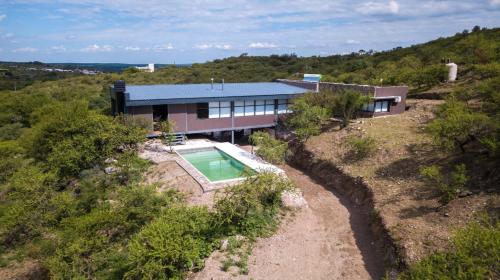 an aerial view of a house with a swimming pool at Casa de campo in Villa San Nicolás