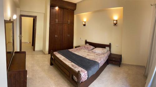 1 dormitorio con 1 cama en una habitación en Bahga Palace 1 Residential Apartments, en Hurghada