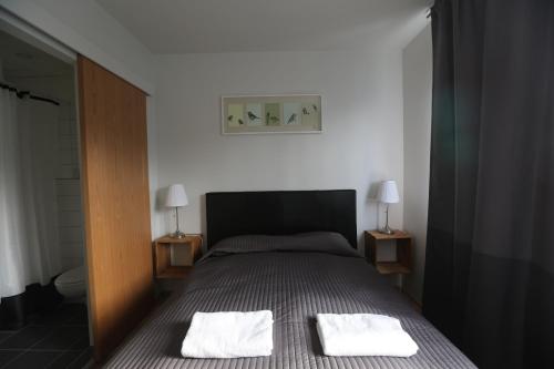 Tempat tidur dalam kamar di 100 Iceland Hotel