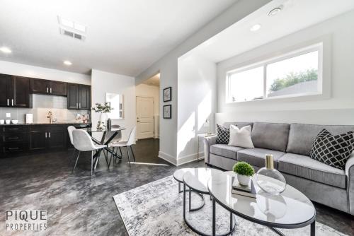 Η κουζίνα ή μικρή κουζίνα στο Stunning Modern Suite - King Bed - Free Parking & Netflix - Fast Wi-Fi - Long Stays Welcome