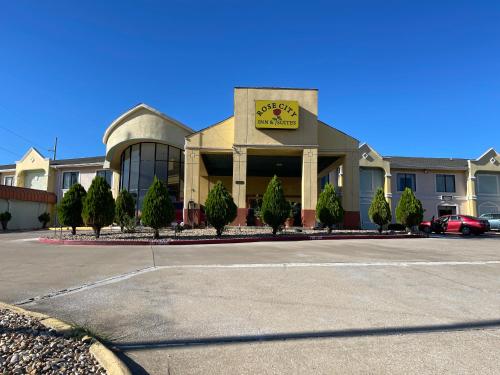 a building with a sign on the front of it at Rose City Inn & Suites in Tyler