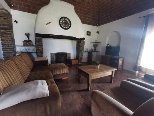 uma sala de estar com um sofá e uma lareira em Quinta da Belavista em Reguengos de Monsaraz