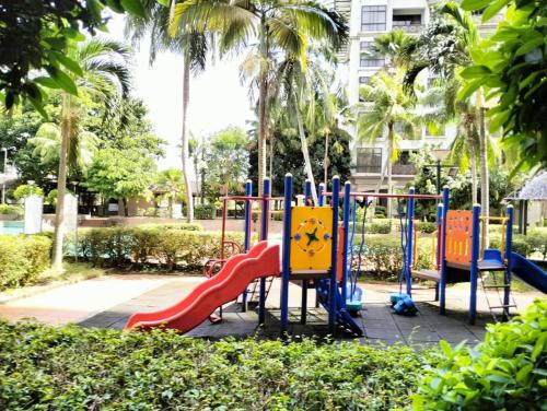een speeltuin met een glijbaan in een park bij Homestay Melaka at Mahkota Hotel - unit 3093 - FREE Wifi & Parking in Melaka