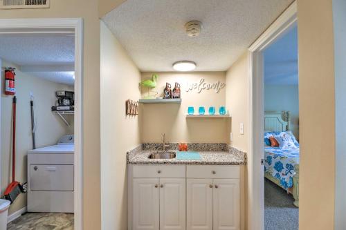 - Baño con lavabo en una habitación con cama en Emerald Isle Condo with Indoor Pool and Beach Access! en Emerald Isle