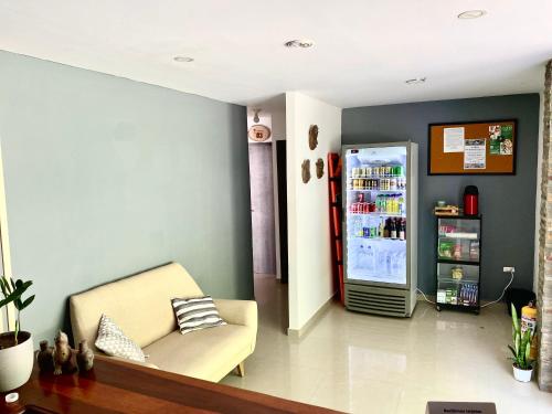 uma sala de estar com um sofá e um frigorífico em Montes De Beraka em Minca