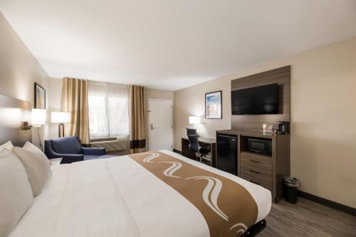 TV a/nebo společenská místnost v ubytování Quality Inn