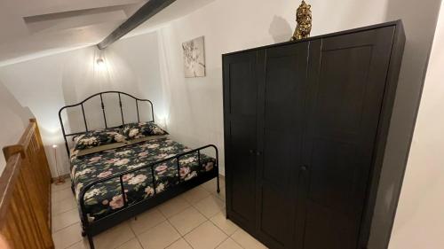 - une chambre avec une armoire noire et un lit dans l'établissement Addis, à Salon-de-Provence
