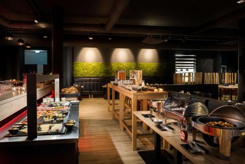 a restaurant with a bunch of food on tables at elaya hotel kevelaer in Kevelaer