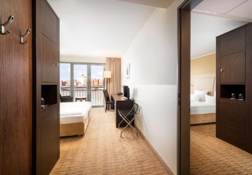 Pokój hotelowy z łóżkiem i biurkiem w obiekcie The Rilano Hotel Hamburg w mieście Hamburg