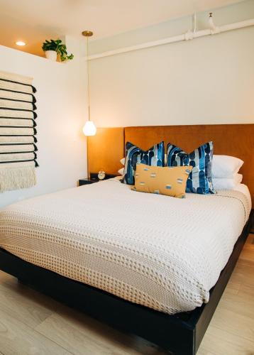 Postel nebo postele na pokoji v ubytování Stellar Suites