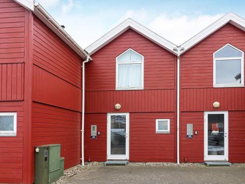 um edifício vermelho com duas janelas em 6 person holiday home in Hadsund em Hadsund