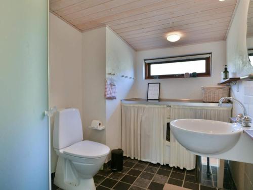 bagno con servizi igienici e lavandino di Holiday home Fanø CLXXVI a Fanø