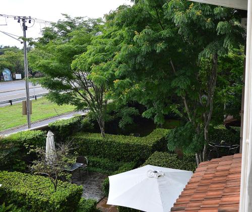 Taman di luar Constantia Manor Guest House