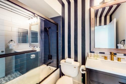 een badkamer met een bad, een toilet en een wastafel bij Sonoran Stunner Permit# 5058 in Palm Springs
