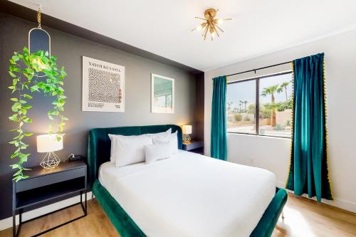 een slaapkamer met een bed en een raam bij Sonoran Stunner Permit# 5058 in Palm Springs