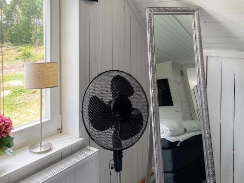 un ventilador en una habitación junto a un espejo en Holiday home KARLSKRONA III en Karlskrona