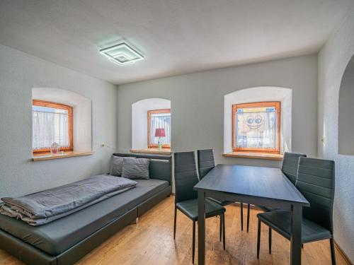 um quarto com uma cama, uma mesa e cadeiras em Apartment am Lift Top 1 em Hopfgarten im Brixental