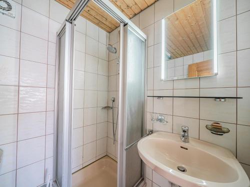 ein Bad mit einem Waschbecken und einer Dusche in der Unterkunft Apartement am Lift XL in Hopfgarten im Brixental