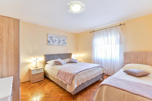 מיטה או מיטות בחדר ב-Apartments by the sea Bibinje, Zadar - 5786