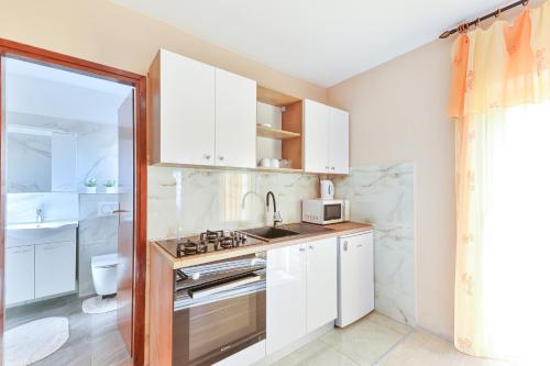 Kuchyňa alebo kuchynka v ubytovaní Apartments by the sea Bibinje, Zadar - 5786
