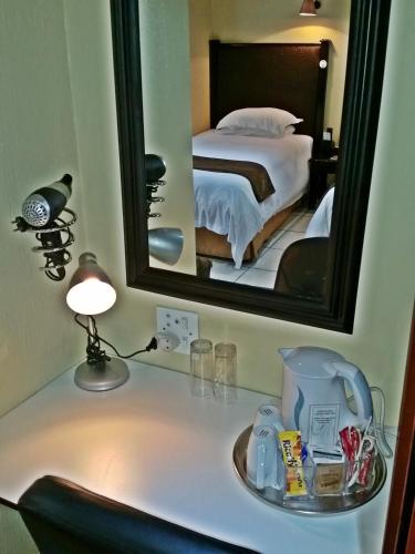 Katil atau katil-katil dalam bilik di Constantia Manor Guest House