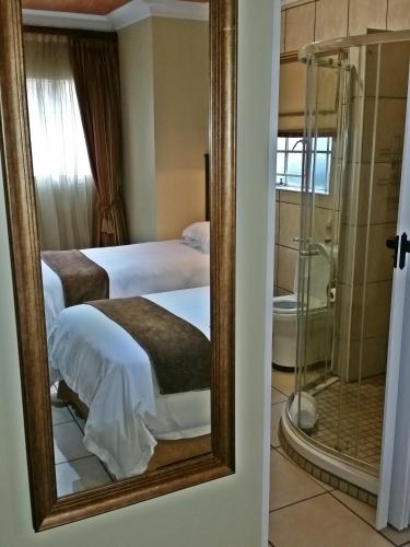 Bilik mandi di Constantia Manor Guest House