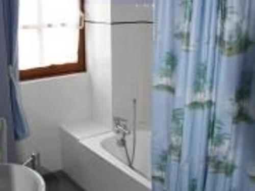 Bathroom sa Gîte Saint-Léonard-des-Bois, 4 pièces, 6 personnes - FR-1-410-140