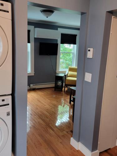 Brand New Main St Apt suite. – Photos 2