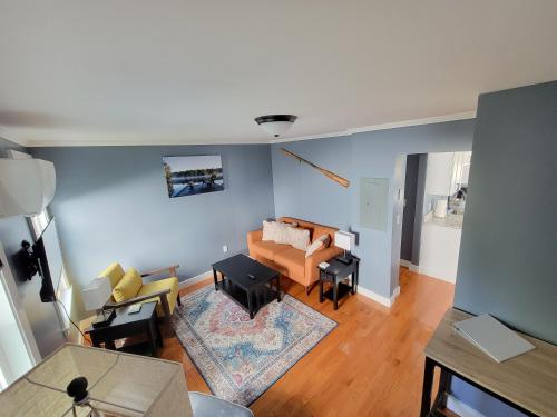 Brand New Main St Apt suite. – Photos 3