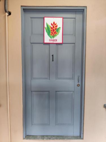 a blue door with a sign on it at Cabinas Maritza in Quebrada Ganado