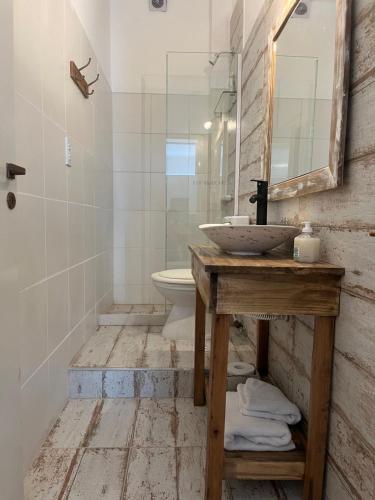 Ένα μπάνιο στο Hermoso departamento sobre la peatonal estacionamiento incluido