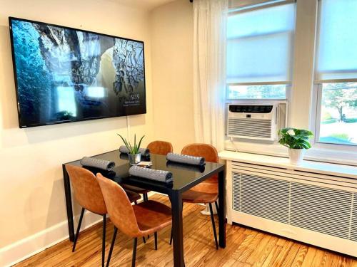 Seating area sa Immaculate, Newly Renovated 1 Bedroom Apt Near NYC