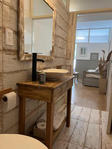 ein Bad mit einem Waschbecken und einem Spiegel in der Unterkunft Hermoso departamento sobre la peatonal estacionamiento incluido in Concordia