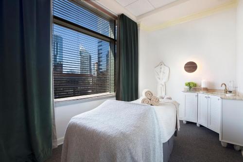 Letto o letti in una camera di InterContinental Buckhead Atlanta by IHG