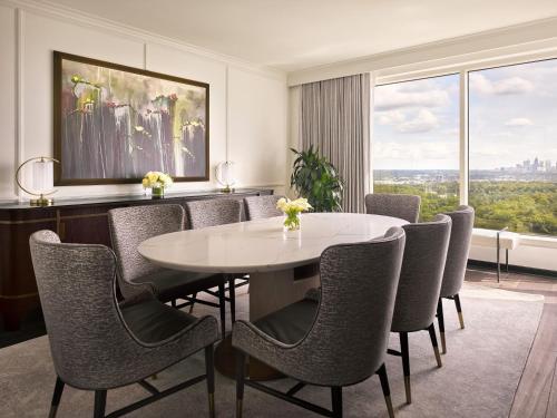 Area soggiorno di InterContinental Buckhead Atlanta by IHG