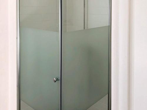 y baño con ducha y puerta de cristal. en Holiday home HALLABRO, en Hallabro