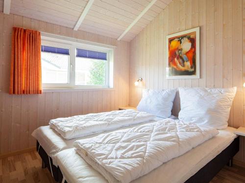 1 cama grande en un dormitorio con ventana en Three-Bedroom Holiday home in Grömitz 4, en Grömitz