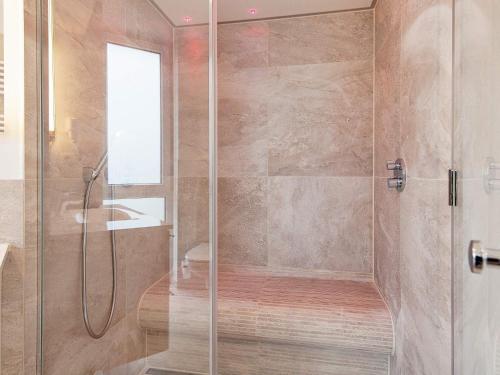 ein Badezimmer mit Dusche mit Glastür in der Unterkunft 6 Personen Ferienhaus in Wendtorf in Wendtorf