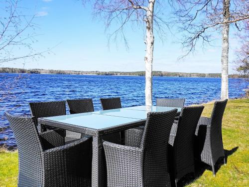 una mesa y sillas junto a una gran masa de agua en 6 person holiday home in GULLSP NG en Gullspång