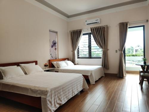 Habitación de hotel con 2 camas y ventana en GiaBinh Homestay, en Cao Bằng