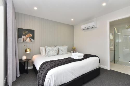 una camera con un grande letto e una cabina doccia di Premium Villa 2br Malvasia at Cypress Lakes - Modernised Comfort a Pokolbin