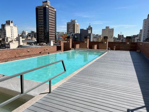 uma piscina no telhado de um edifício em Departamento en pleno centro en complejo con Pileta y Gimnasio em Córdoba