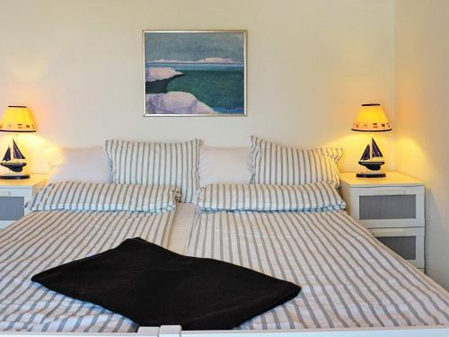 Stora HögaにあるHoliday home STORAHÖGA IIのランプ2つが備わる客室で、ツインベッド2台が付いています。