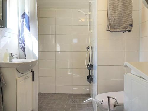 La salle de bains est pourvue d'une douche, de toilettes et d'un lavabo. dans l'établissement Holiday home STORAHÖGA II, à Stora Höga