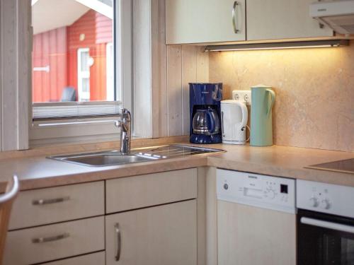 eine Küchentheke mit einer Spüle und einer Kaffeemaschine in der Unterkunft Two-Bedroom Holiday home in Grömitz 20 in Grömitz